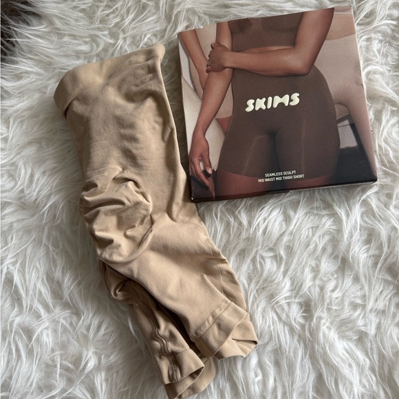 NWT Skims Seamless Sculpt Mid Waist Mid Thigh Short Clay Medium - Picture 2 of 4